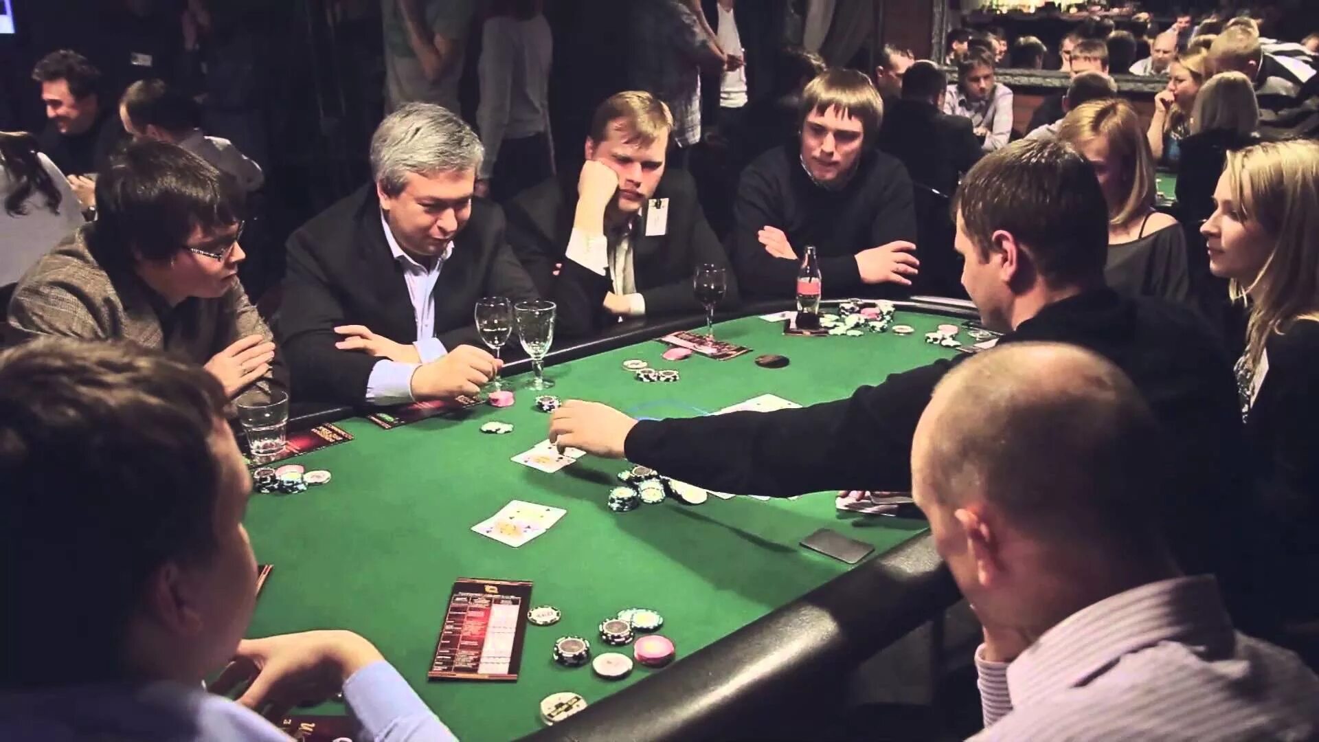 Игра в карты один игрок. Покерный турнир. Покерный стол с игроками. Игроки за покерным столом. Казино карточные столы.