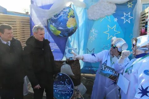 Отмечает 90