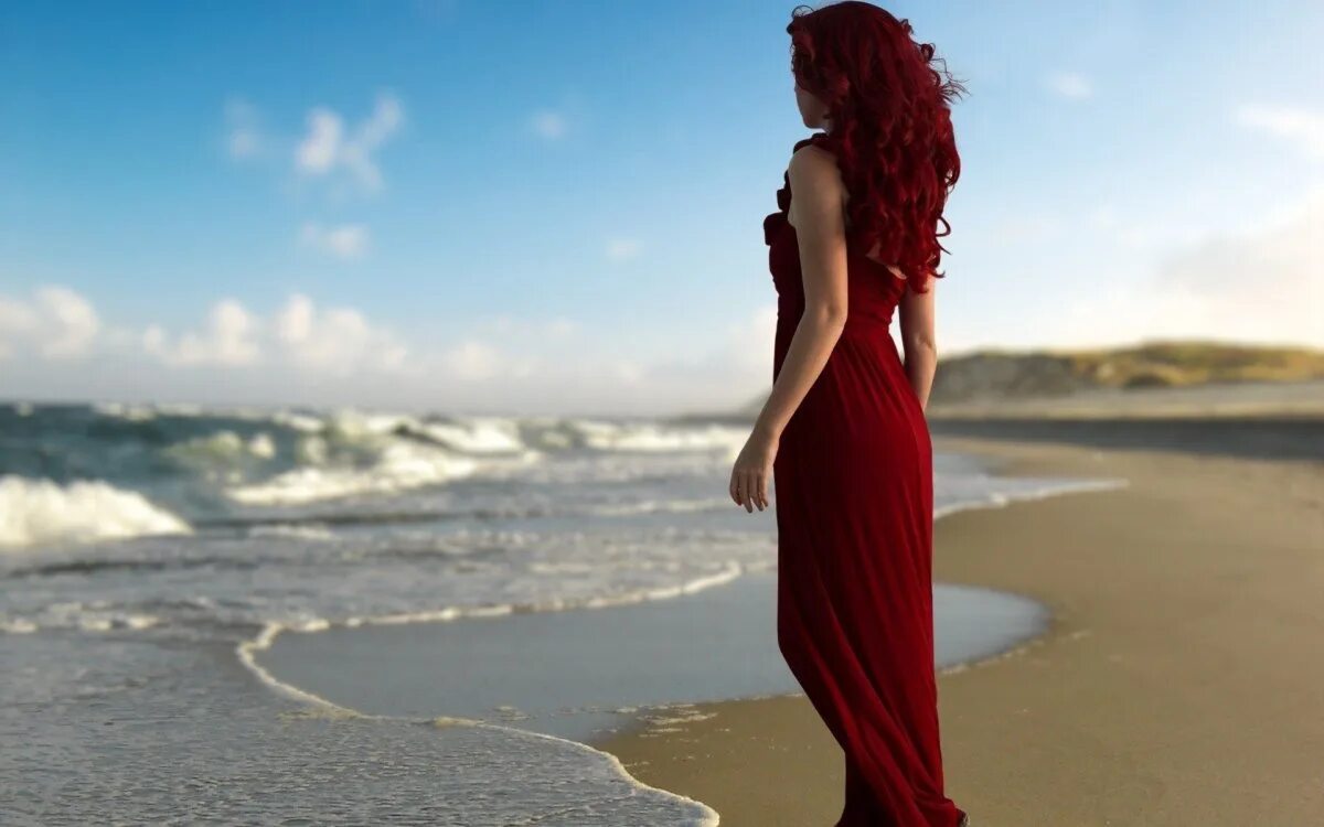 Девушка в Красном платье на море. Женщина в длинном платье. Девушка в Красном платье со спины. Красивые платья для девушек длинные.