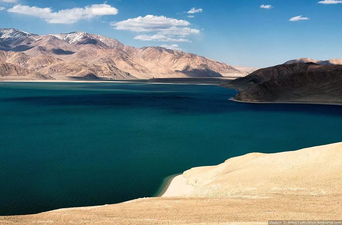 Самое крупное озеро в азии. Озеро каракуль Памир. Оз каракуль Таджикистан. Озеро на памире. Черное озеро Памир.