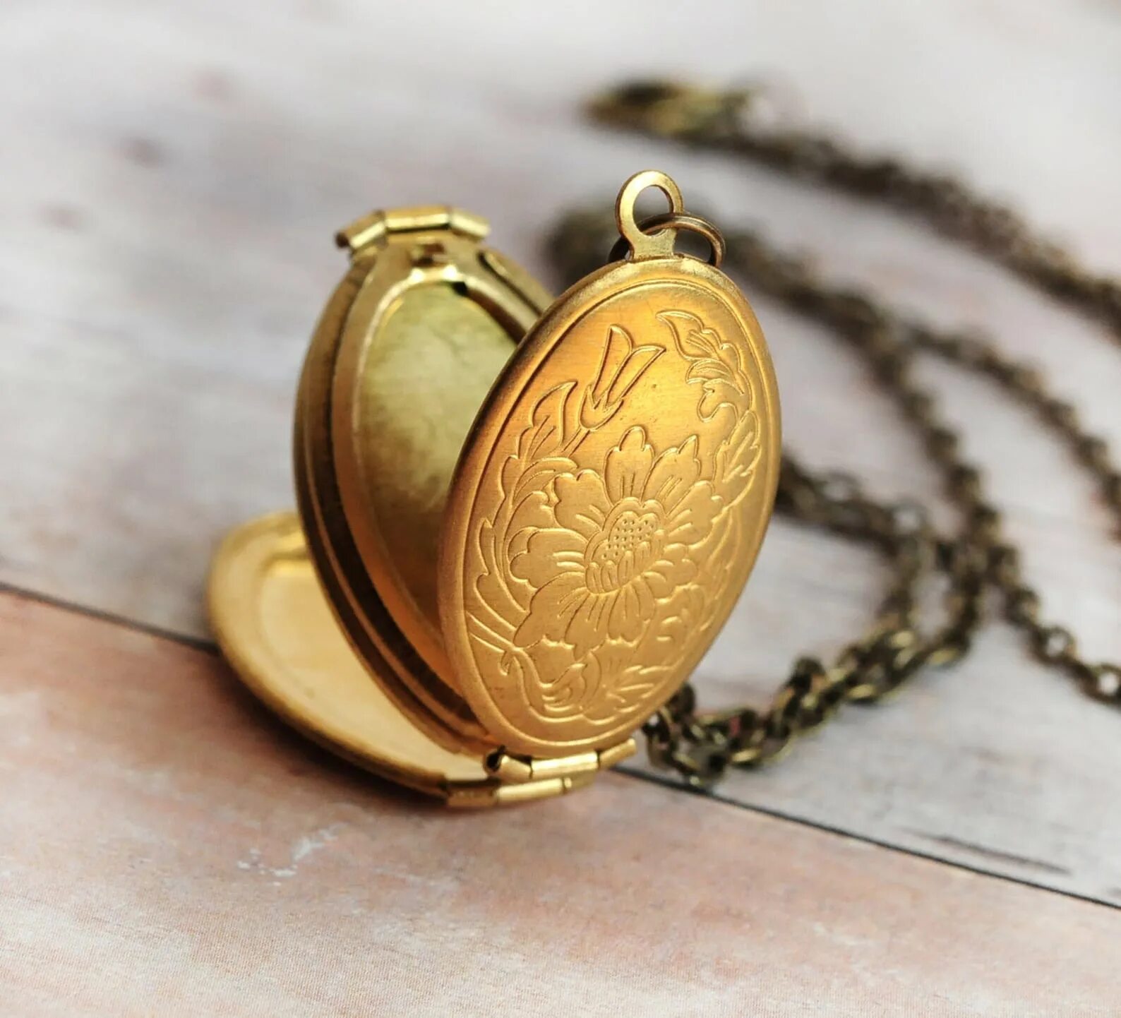 Кулон Локет медальон золото. Oval Gold Locket Pendant. Медальон Локет золото 56. Золотой медальон открывающийся.