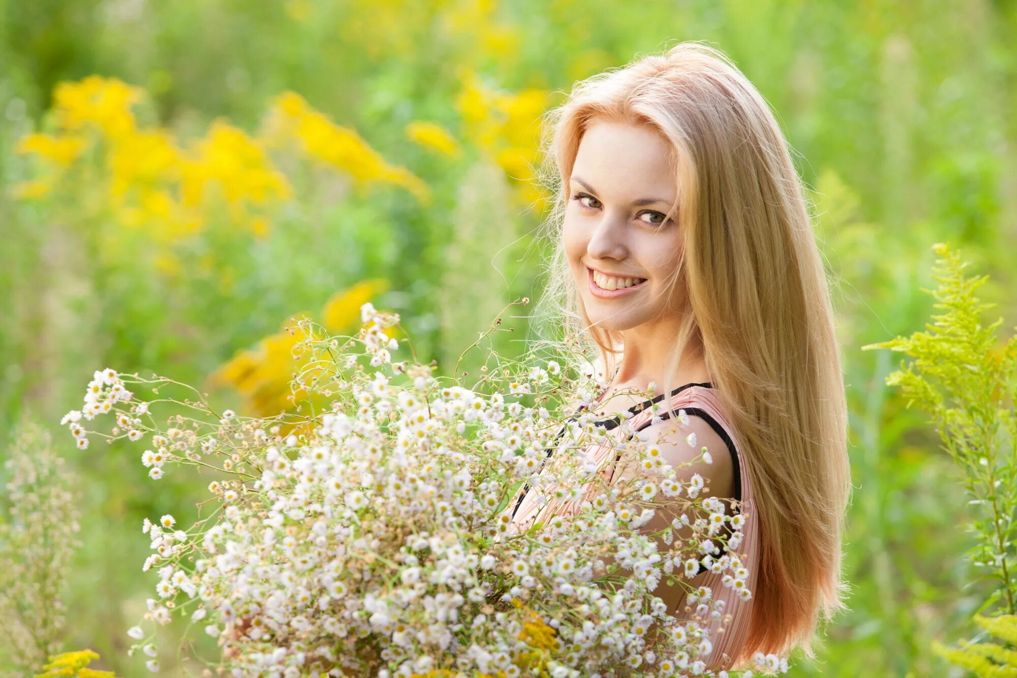 Девчонки в добром. Девушка с котом. Счастливая женщина. Радостная девушка. Nina buday.