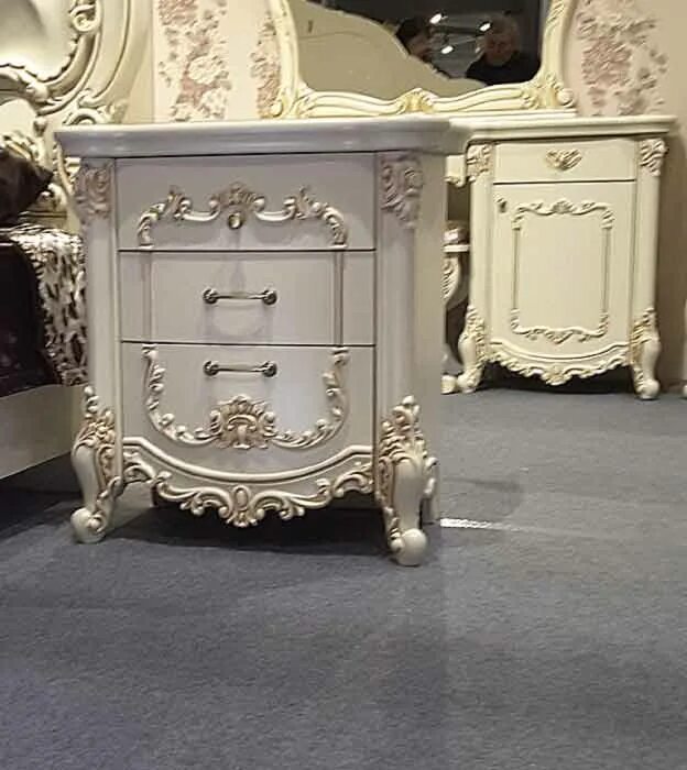 Декорирование мебели объемными. Отделка мебели. Флория погонаж 56 эмаль белая с золотой патиной. Резные фасады. Декоративные элементы для мебельных фасадов.