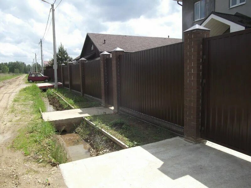 Заезд на участок через канаву дорожными плитами. Въездные ворота на участок. Заезд на участок щебень. Площадка для въезда на участок. Заезд на участок через канаву.