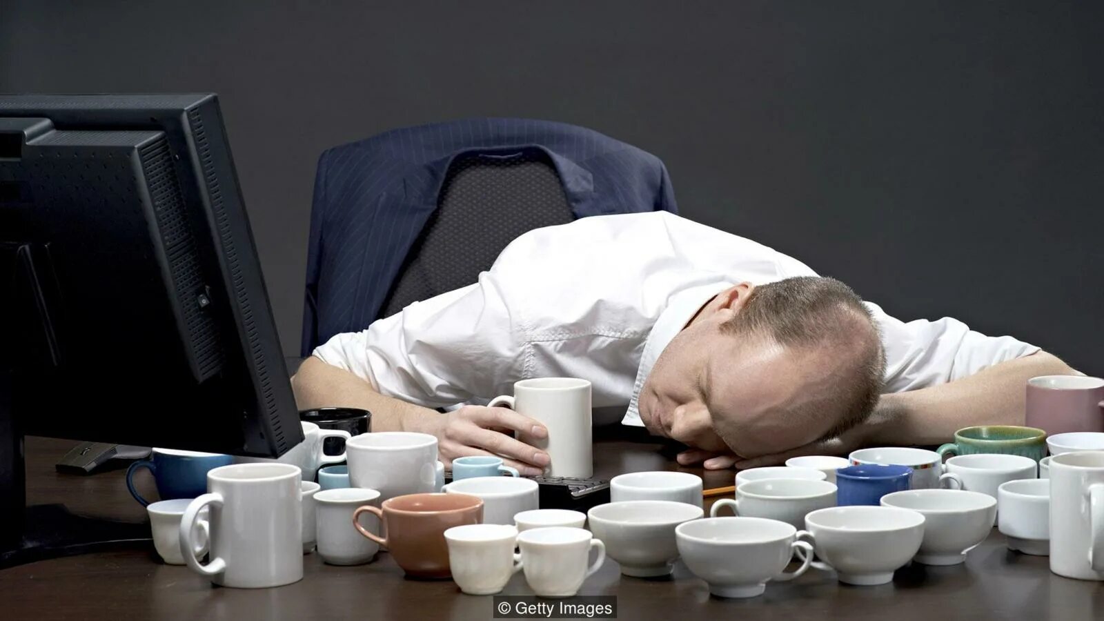 Work badly. Фото ленивый работник. Ленивые сотрудники оптика. Tired businesswomen sleeping by desktop Computers at Office..