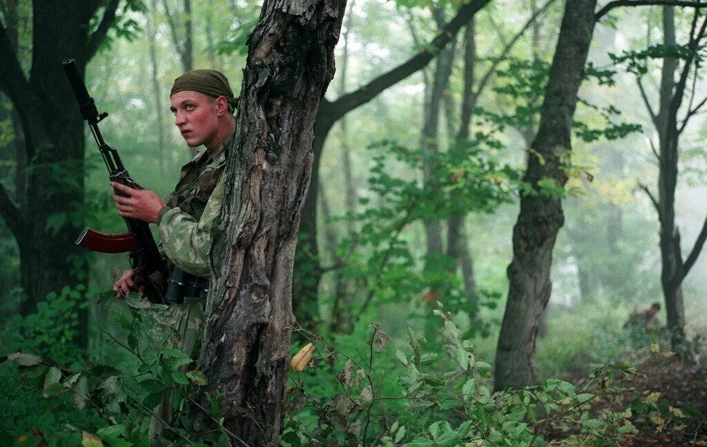 Чечня 1995 солдат спецназа. Солдаты в лесу. Засада в лесу. Сбежавшие разведчики