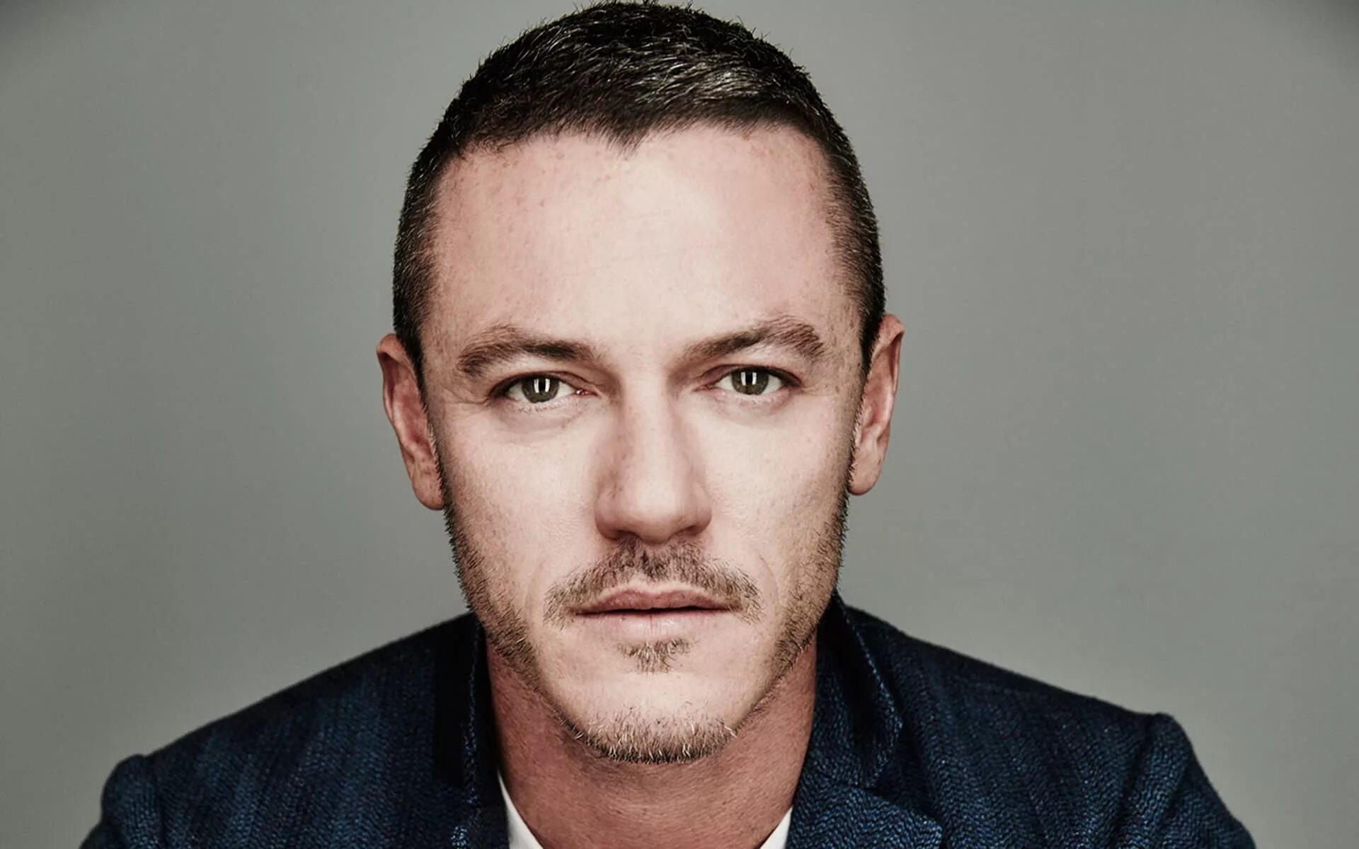 Luke evans. Люк Эванс. Люк Эванс фото. Люк Джордж Эванс. Люк Эванс 2024.