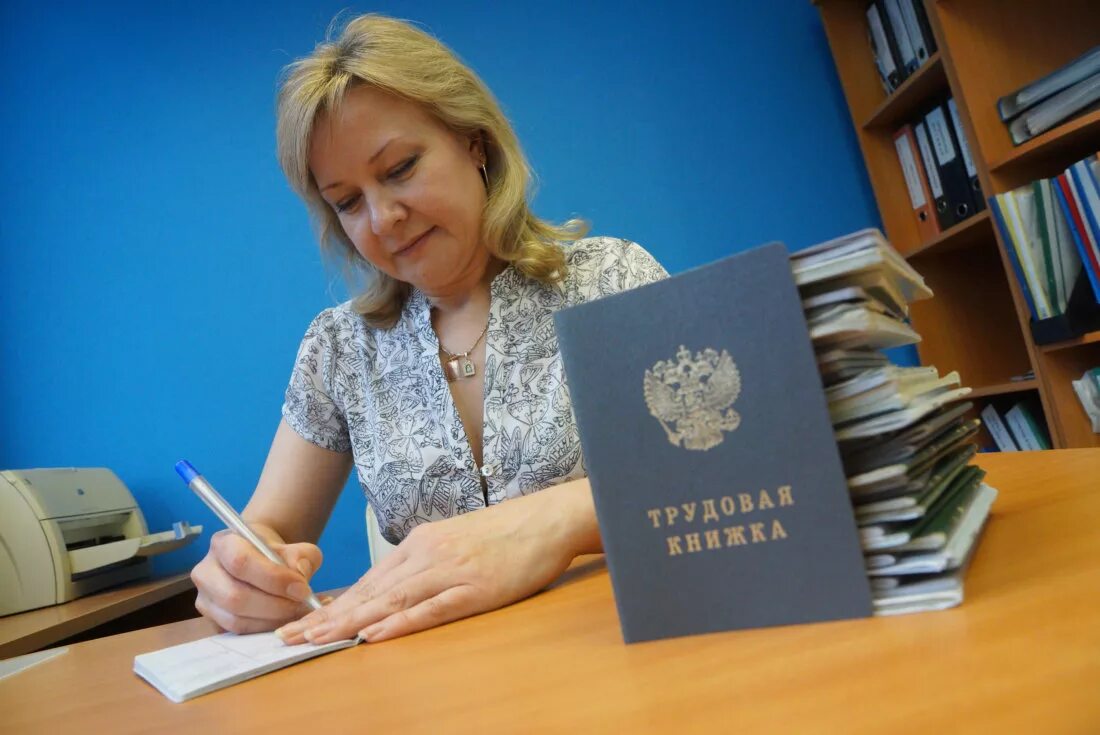 Кадровик оформляет
