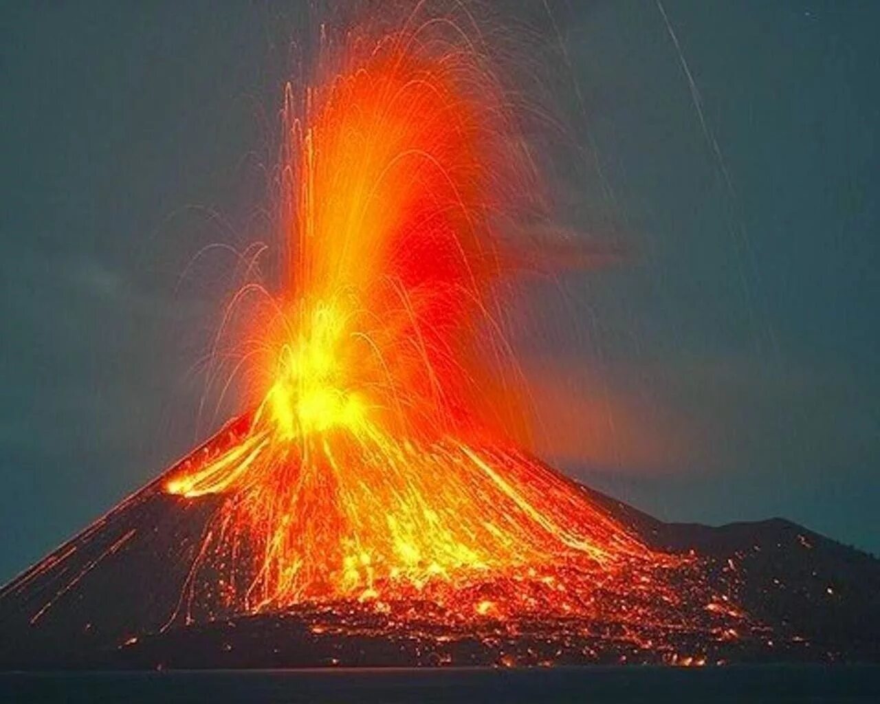 Самое мощное теплое. Вулкан Алаид извержение. Извержение вулкана Кракатау. Извержение вулкана Везувий. Извержение вулкана Кракатау Везувий.