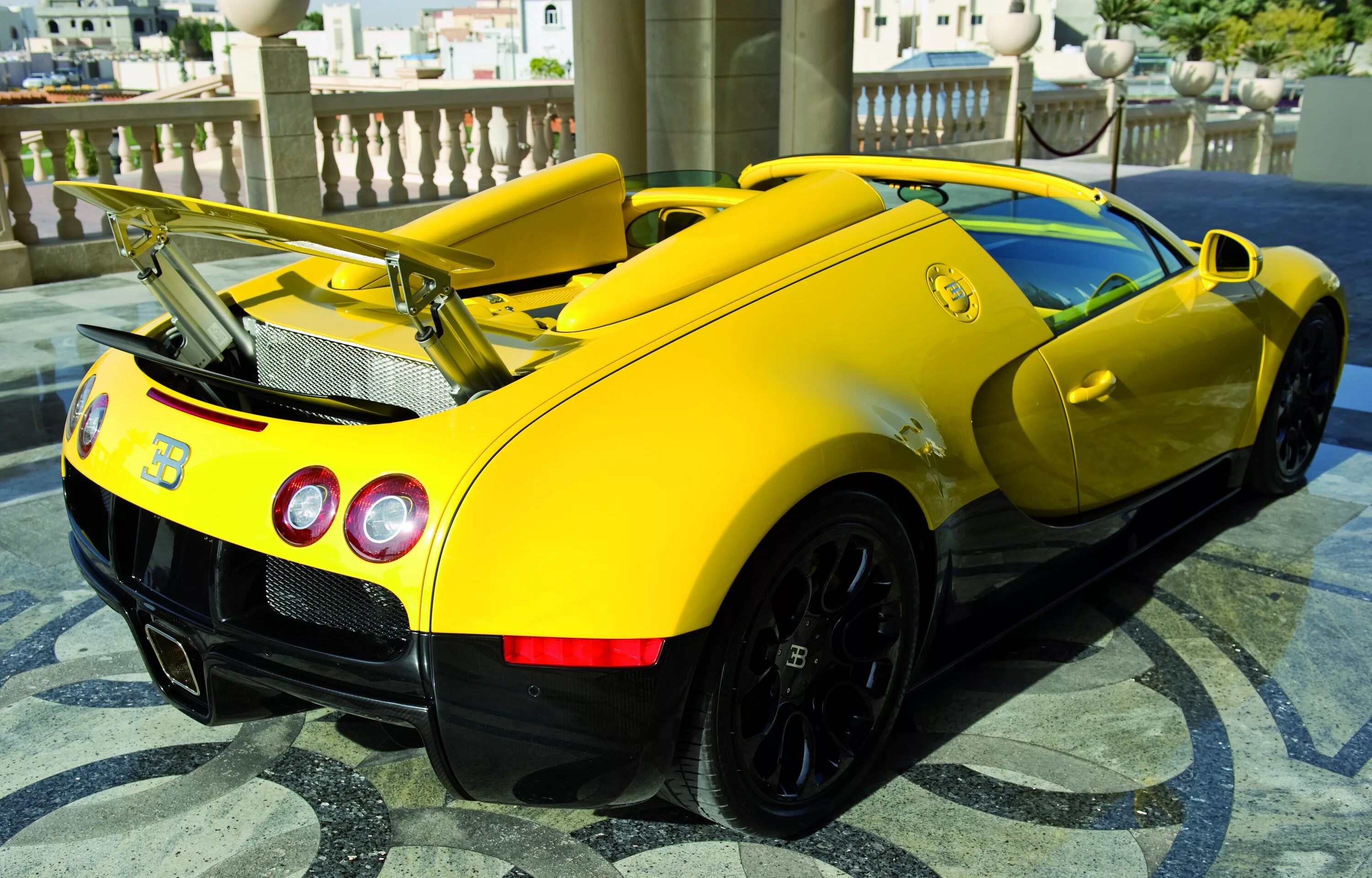 Bugatti Veyron желтая. Бугатти кабриолет. Машина Бугатти желтая. Бугатти кабриолет желтая. Покажи машину авто