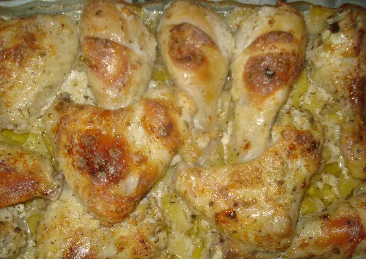 Рецепты курицы пошагово с фото. Куриные голени в сметанном соусе в духовке с картошкой. Голени в сметанном соусе в духовке. Курица в сметанном соусе в духовке. Курица с картошкой в сметанном соусе в духовке.