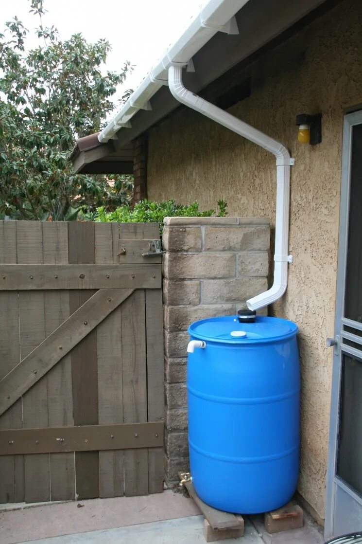 Дачник собирал дождевую. Бак система сбора дождевой воды. Системы бочек для сбора дождевой воды. Система сбора дождевой воды с крыши для полива. Бак для душа для сбора дождевой воды.