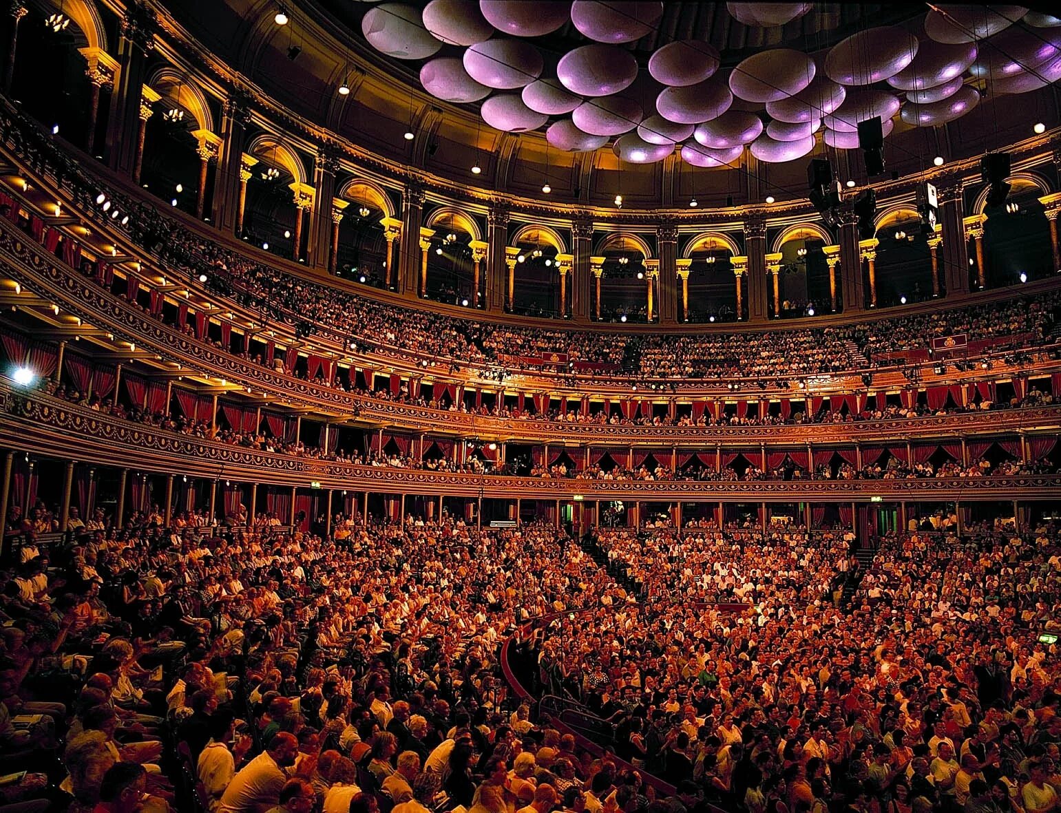 Royal Albert Hall вид внутри. Театр со зрителями