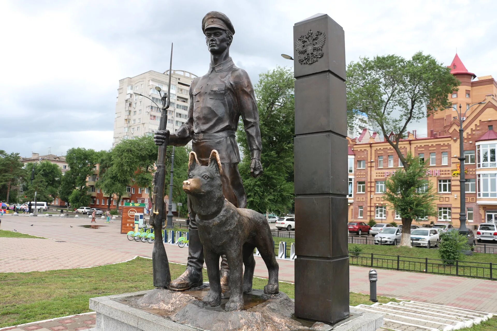 Памятник пограничнику в благовещенске. Памятник пограничнику усть-илимск. Памятник собаке погранцу с собакой усть илимск. Памятник пограничнику усть-илимск. Памятник пограничнику в благовещенске.