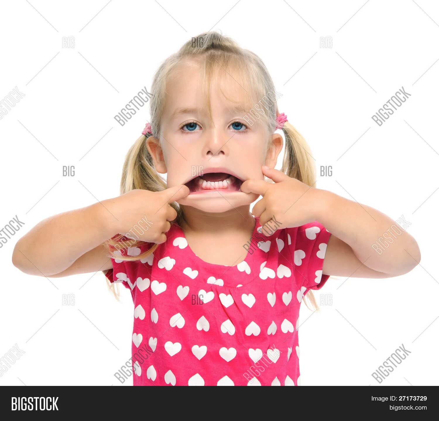 Включи девочки языком. Девушка открывает рот руками. Ребенок с высунутым языком. Девочка растянутый рот.