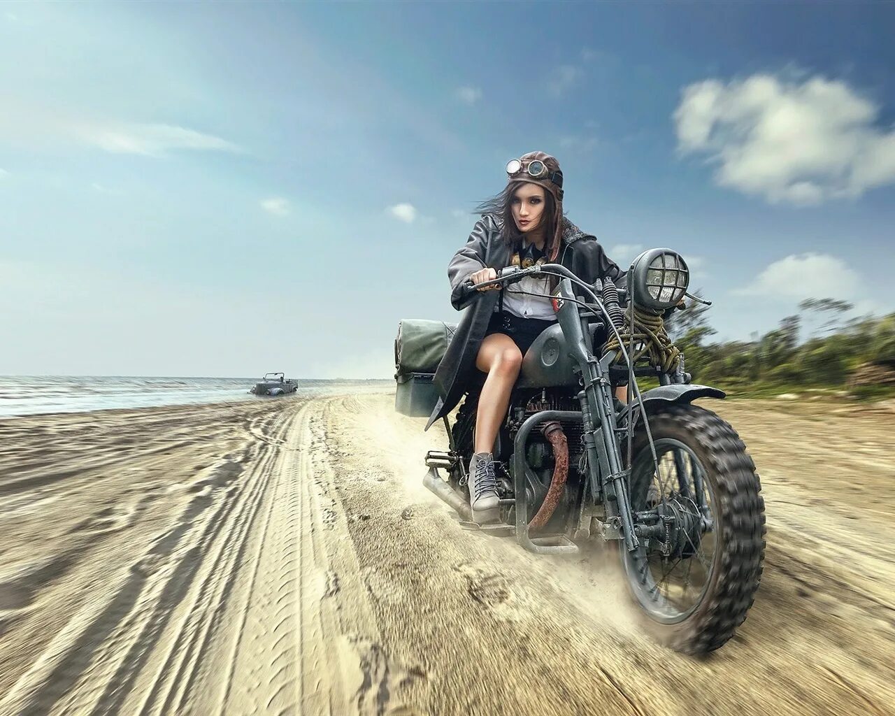 Девушка едет на мотоцикле. Мотоцикл для путешествий. Мотоцикл на пляже. Девушка на мотоцикле у моря.