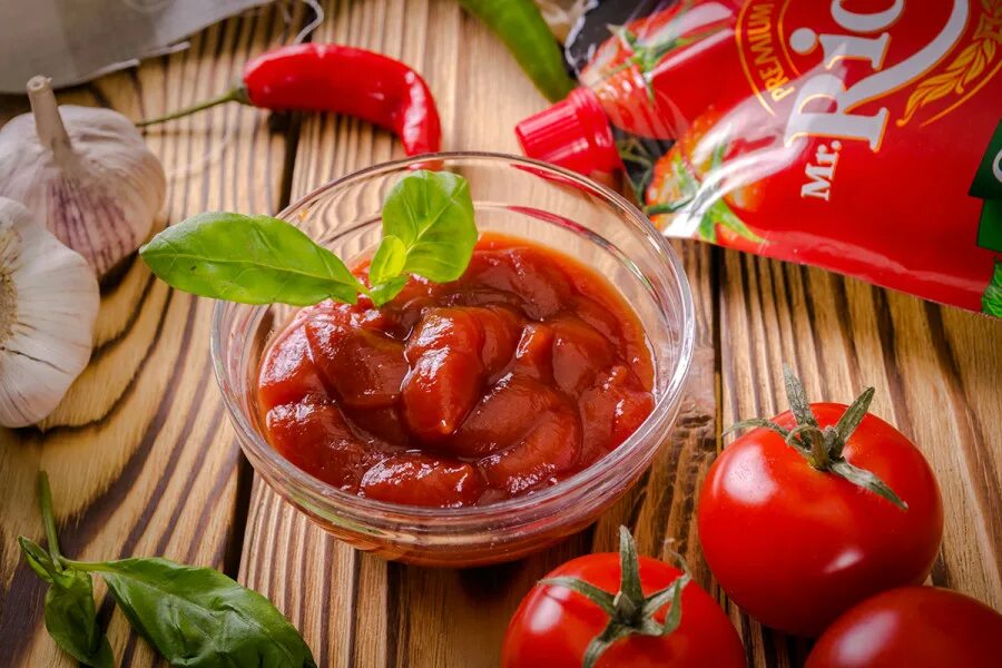 Соус капри. Соус капри. Соус красный кисло-сладкий. Аджика с хреном. Соус томатный и чесночный.