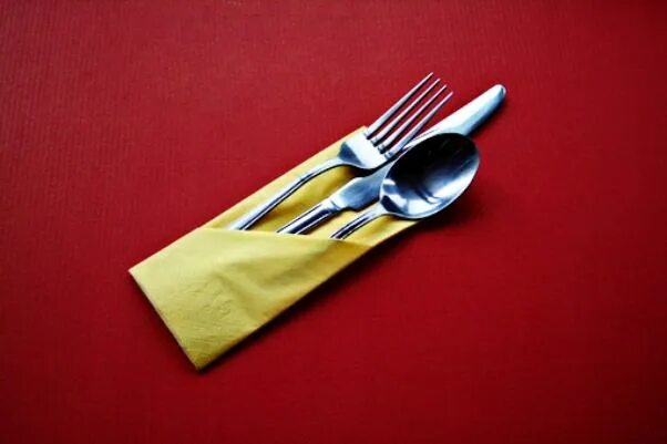 Комплект №2 (вилка черная - салфетка 1 слой) 250 уп/кор. Столовые приборы в салфетке. Завернуть столовые приборы в бумажную салфетку. Вилка и ложка в салфетке. Вилка в салфетке бумажной.