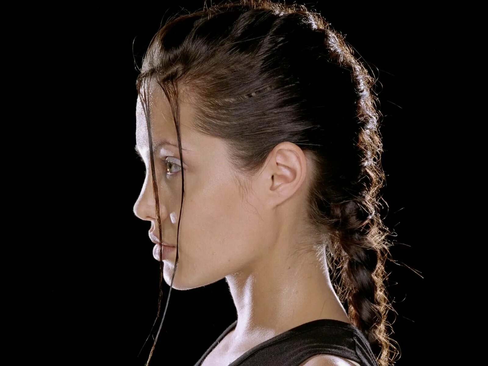 прическа лары крофт анджелина джоли. лара крофт расхитительница игра кадры. анджелина джоли лара крофт 2. расхитительница гробниц 4 букв сканворд. обои с джоли лара.