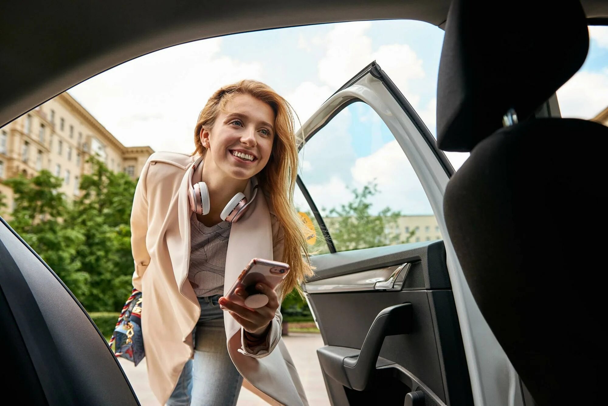 Фотосессия мальчик с чемоданом. Человек голосует на дороге. Мистер бин на мотоцикле. Рюкзак ждет. Парень на фоне поезда.