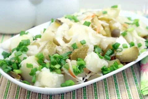 Салат деревенский с картошкой и соленым огурцом