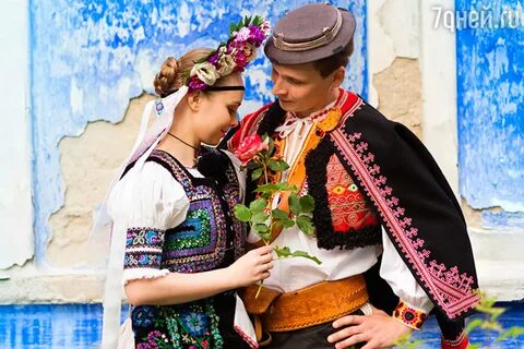 Пара в национальных костюмах