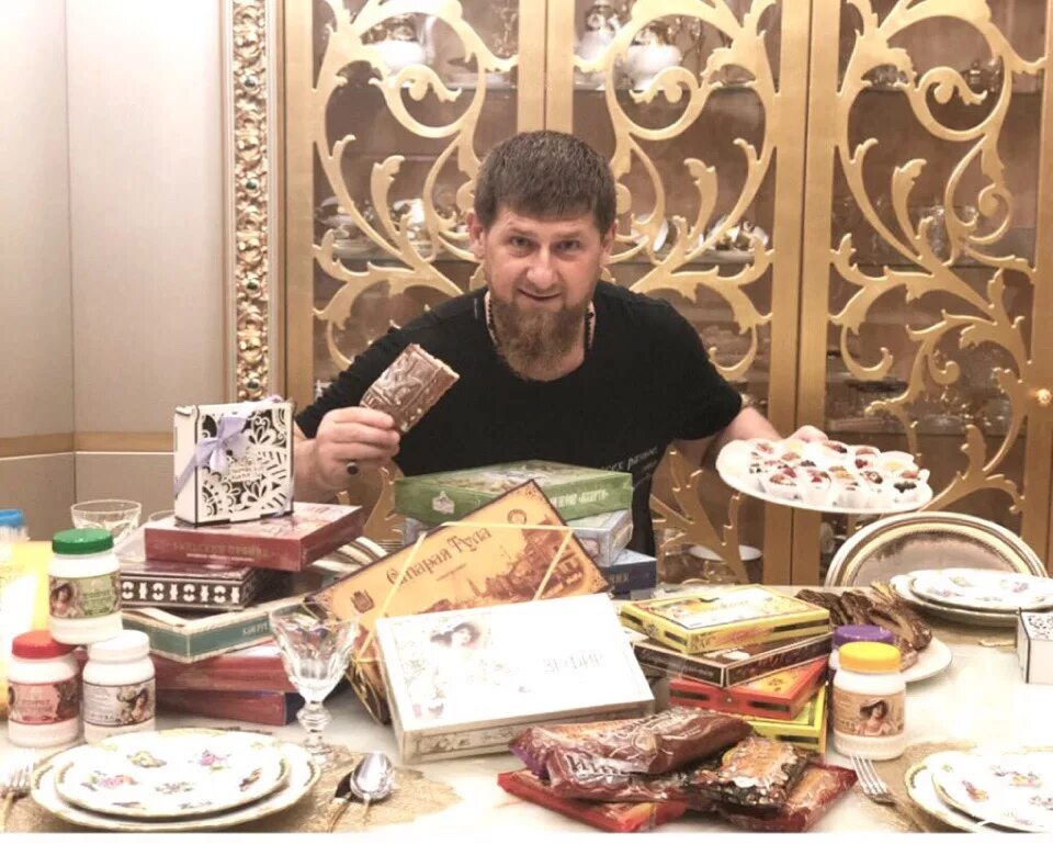 Салах межиев и рамзан кадыров. Рамзан кадыров ливерпуль. Рамзан кадыров в кольчуге. Кадыров ест. Кадыров ахмат сила.