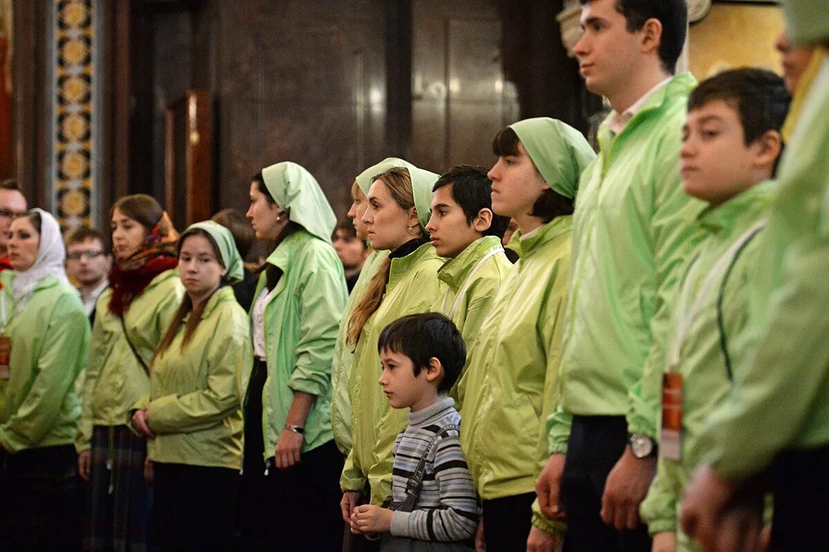 Православные добровольцы свой. Православные волонтеры. Православные добровольцы сво. Храм христа спасителя. Молодёжь в православном храме.