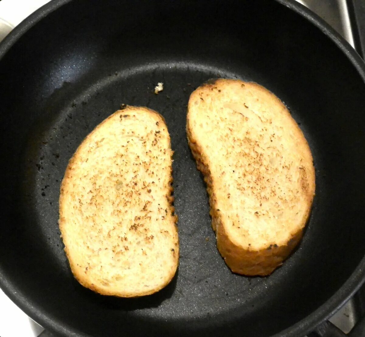 Плюшки на сковороде. Жаркие булочки. Пампушки жареные пампушки. Плюшки жарятся готовится восстание. Стряпаем булочки в форме цветочков.