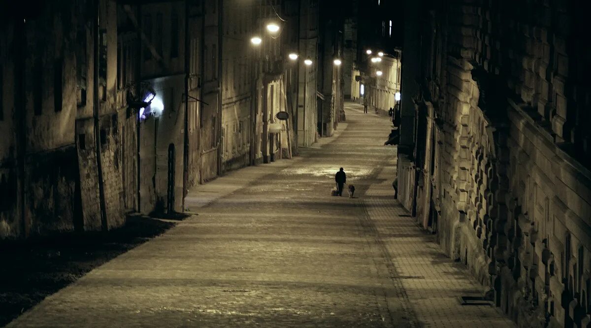 Человек в темноте на улице. Человек ночью на улице. Темный переулок. Темный переулок. Темный переулок.