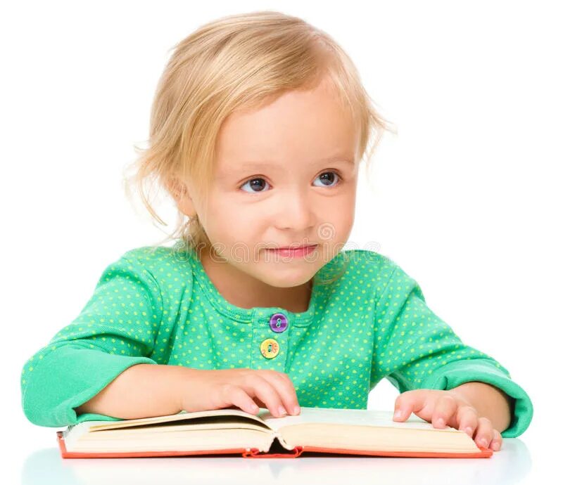 Девочка читает задачу. Девочка читает задачу. Дети читают. Девочка за партой читает. Девочка читает задачу.