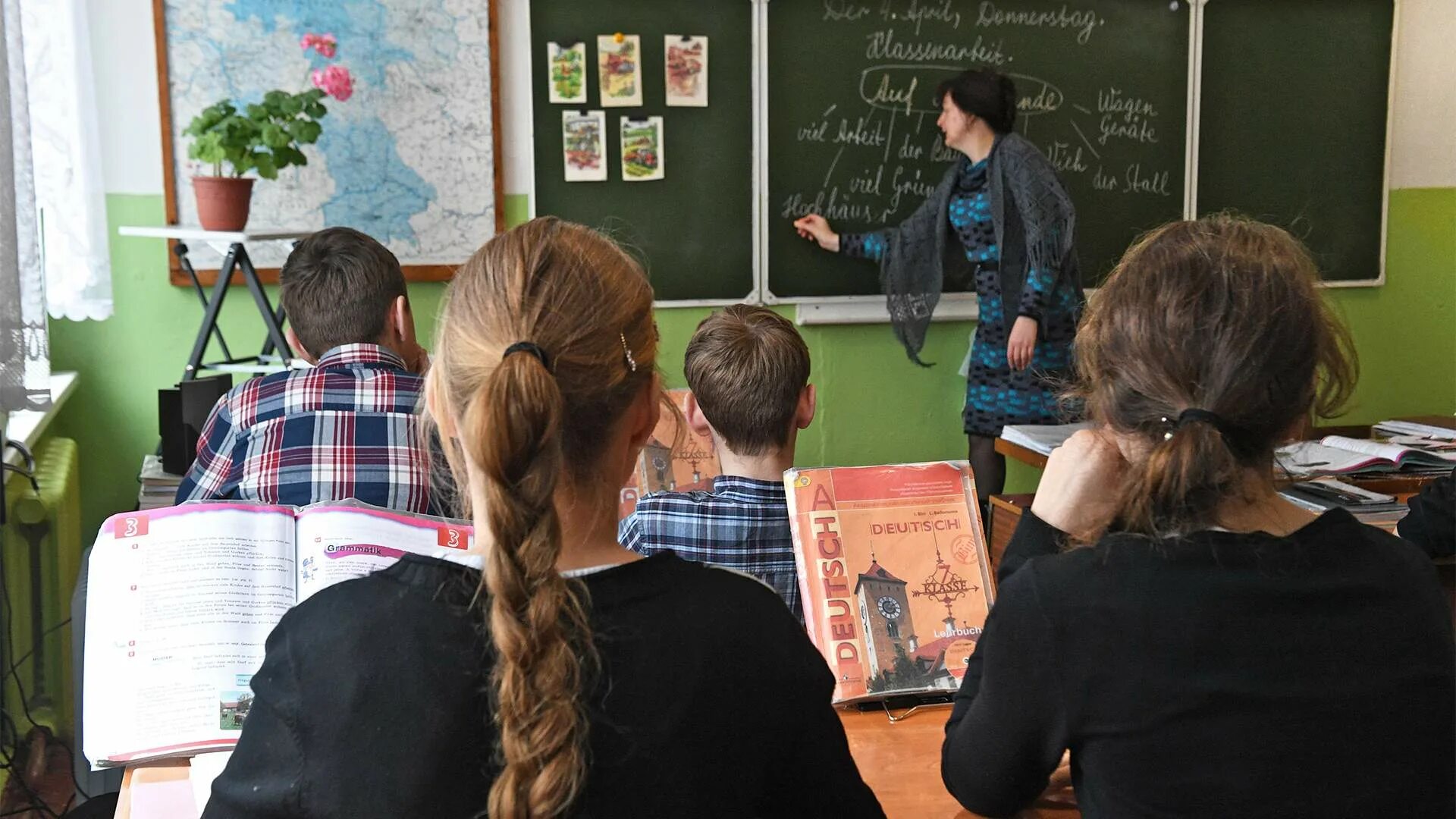 Молодым специалистам учителям в сельской местности. Единовременная выплата молодым специалистам. Семенов дом для молодых специалистов. Заявка на участие от организации земский доктор. Молодые учителя.