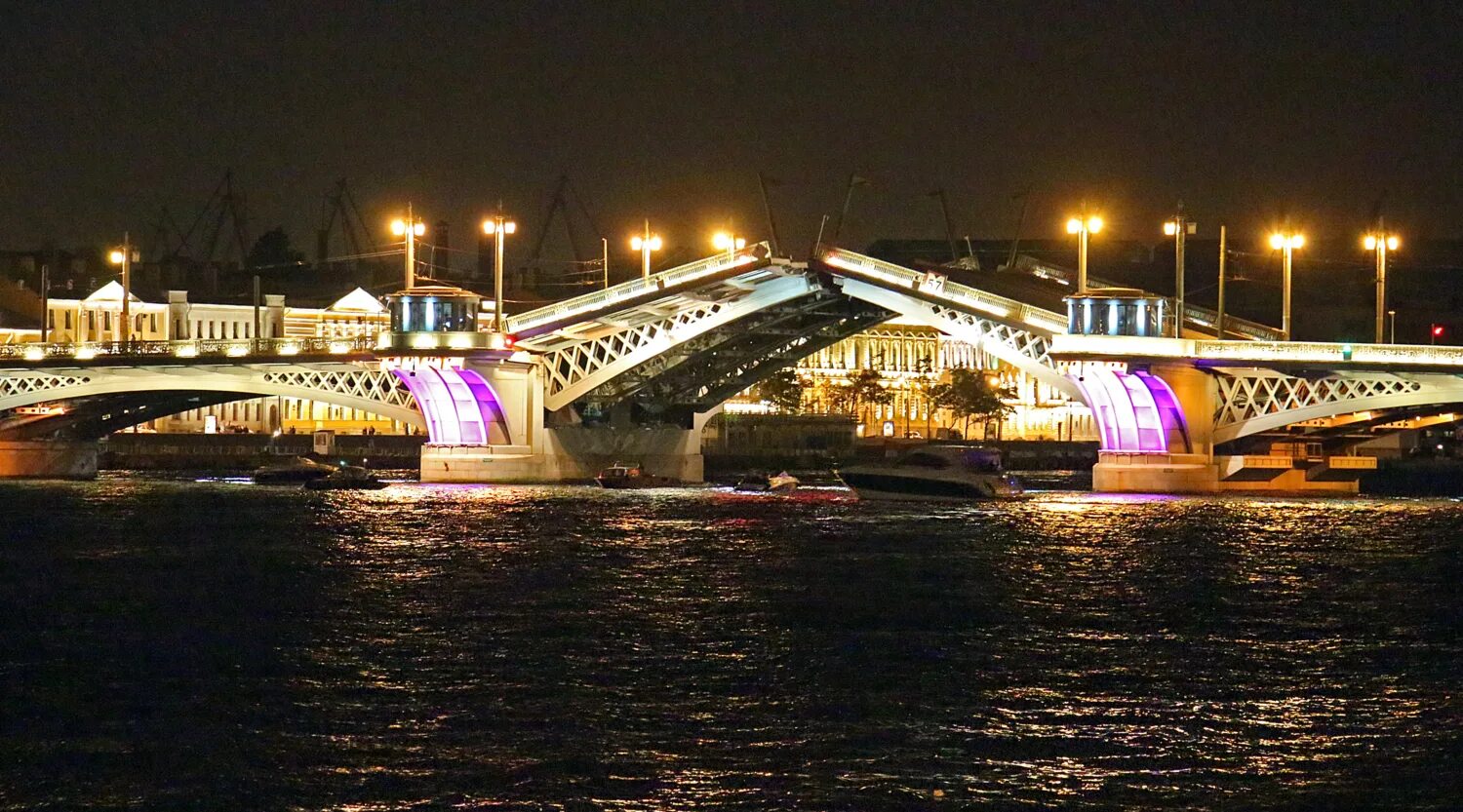Мост лейтенанта шмидта в ленинграде. Мост лейтенанта шмидта через неву. Мост лейтенанта шмидта спб. Мост шмидта в санкт петербурге. Мост лейтенанта шмидта в санкт-петербурге.