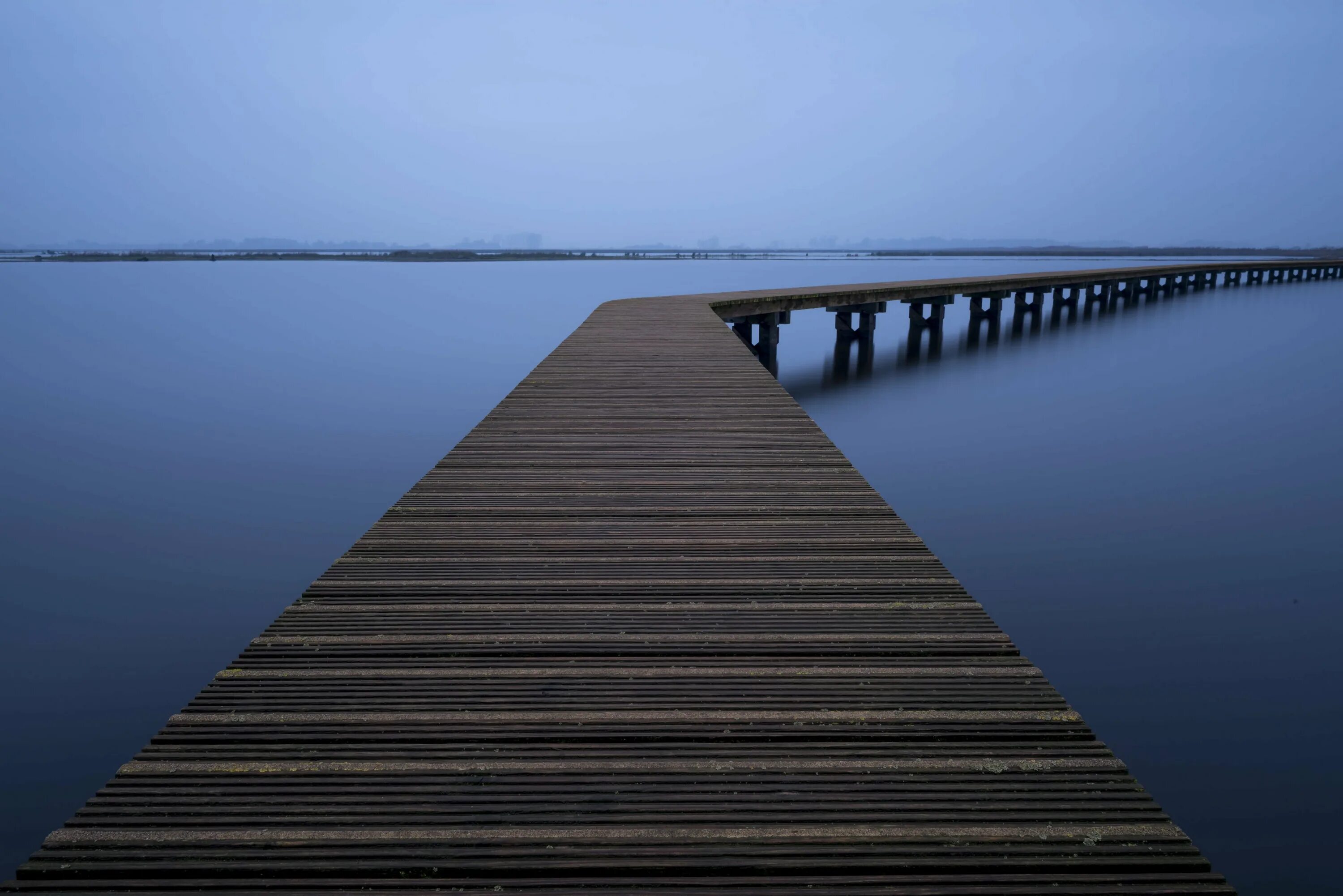 Кингстаунский пирс. Красивый причал. Пристань на озере. Мост причала. Фон море мост.