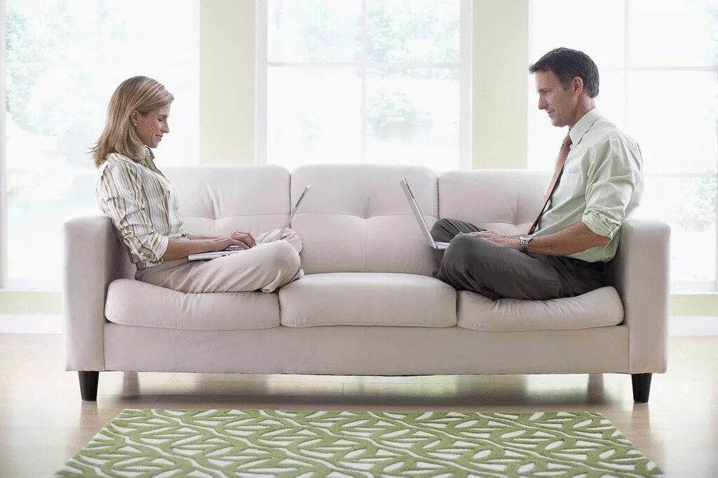 Мужчина и женщина на диване. Личное пространство в отношениях. Пара на диване. Человек на диване.