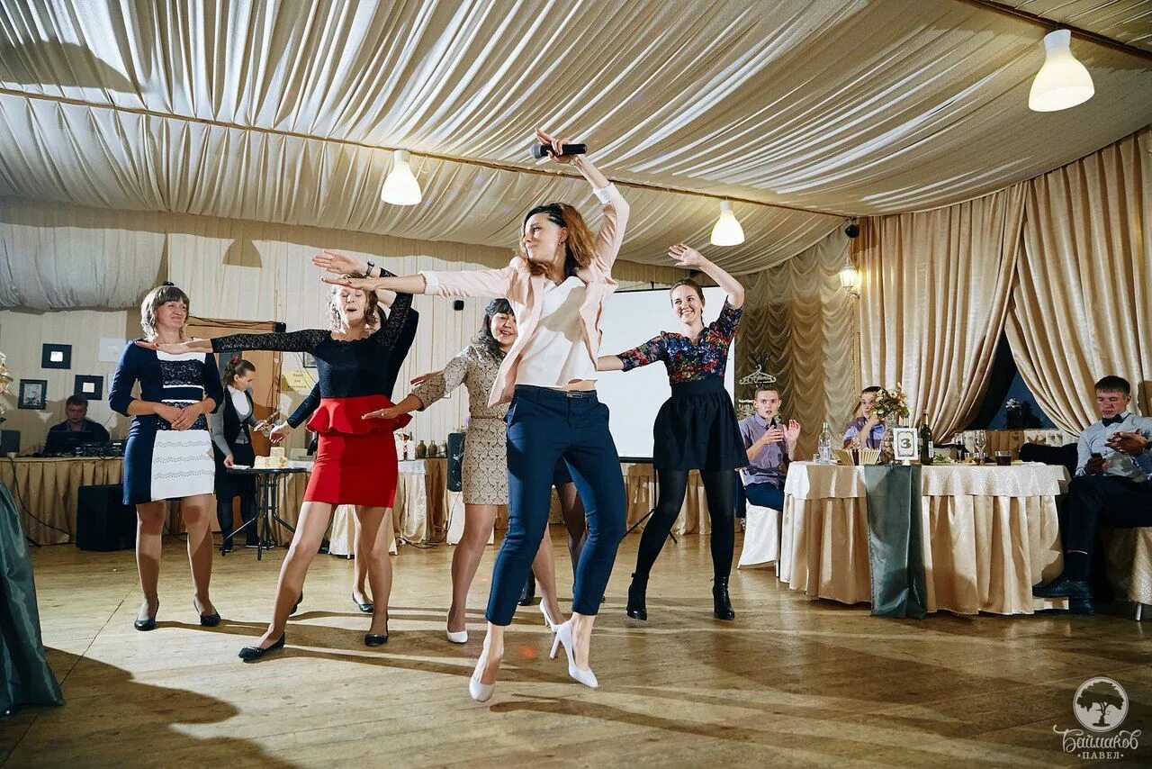 Тамада на свадьбу. Шоумен арчи ведущий. Ведущая тамада. Весёлые свадебные конкурсы. Ведущий тамада жирков сергей.