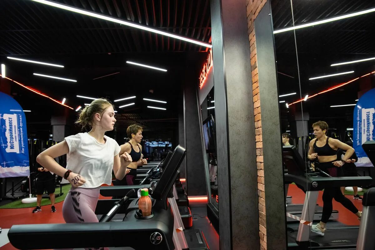 Тренажерный зал эво ставрополь. Тренажерный зал evo. Evo gym ставрополь бассейн. Evogym ставрополь. Джим ставрополь.