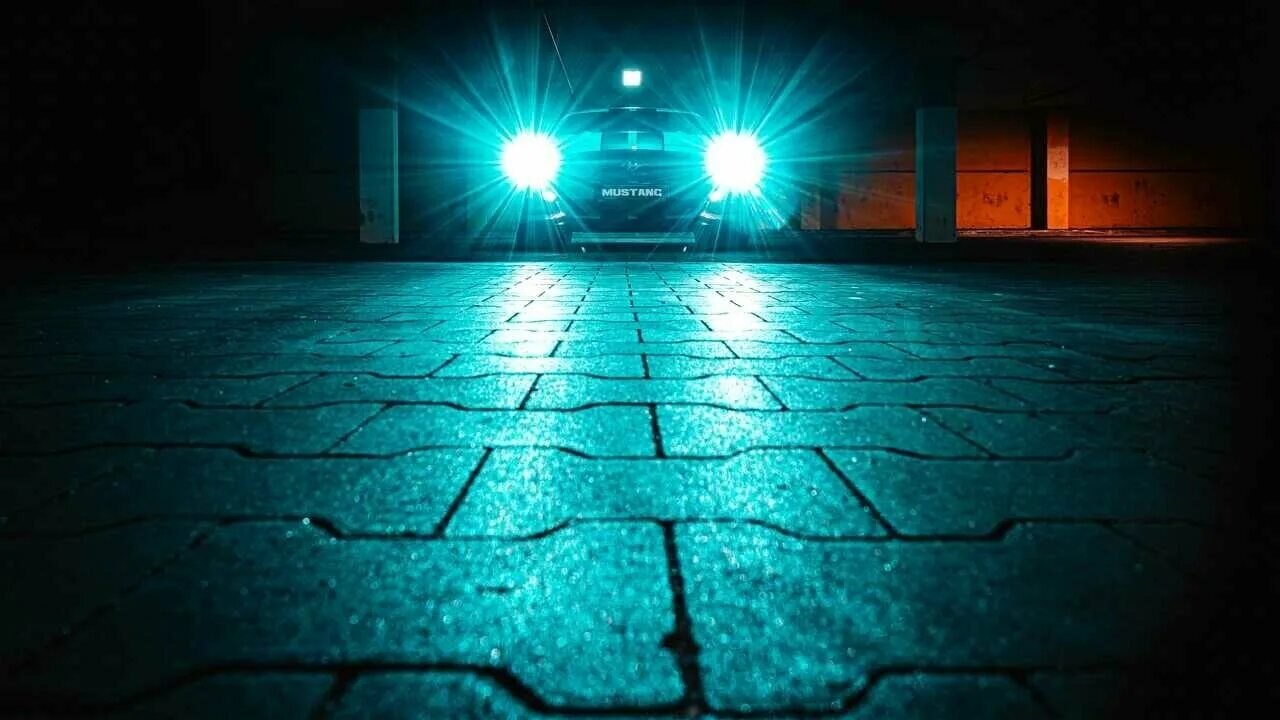 свет светить освещение. свет фонарика. свет светить освещение. яркое белое освещение. горящая лампочка.