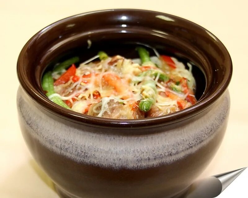 суп в горшочках в духовке. мясо в горшочках с картошкой. второе в горшочках рецепты. блюда в глиняных горшочках. блюда в горшочках.