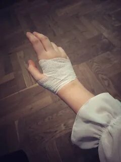 Девушке ломают руку