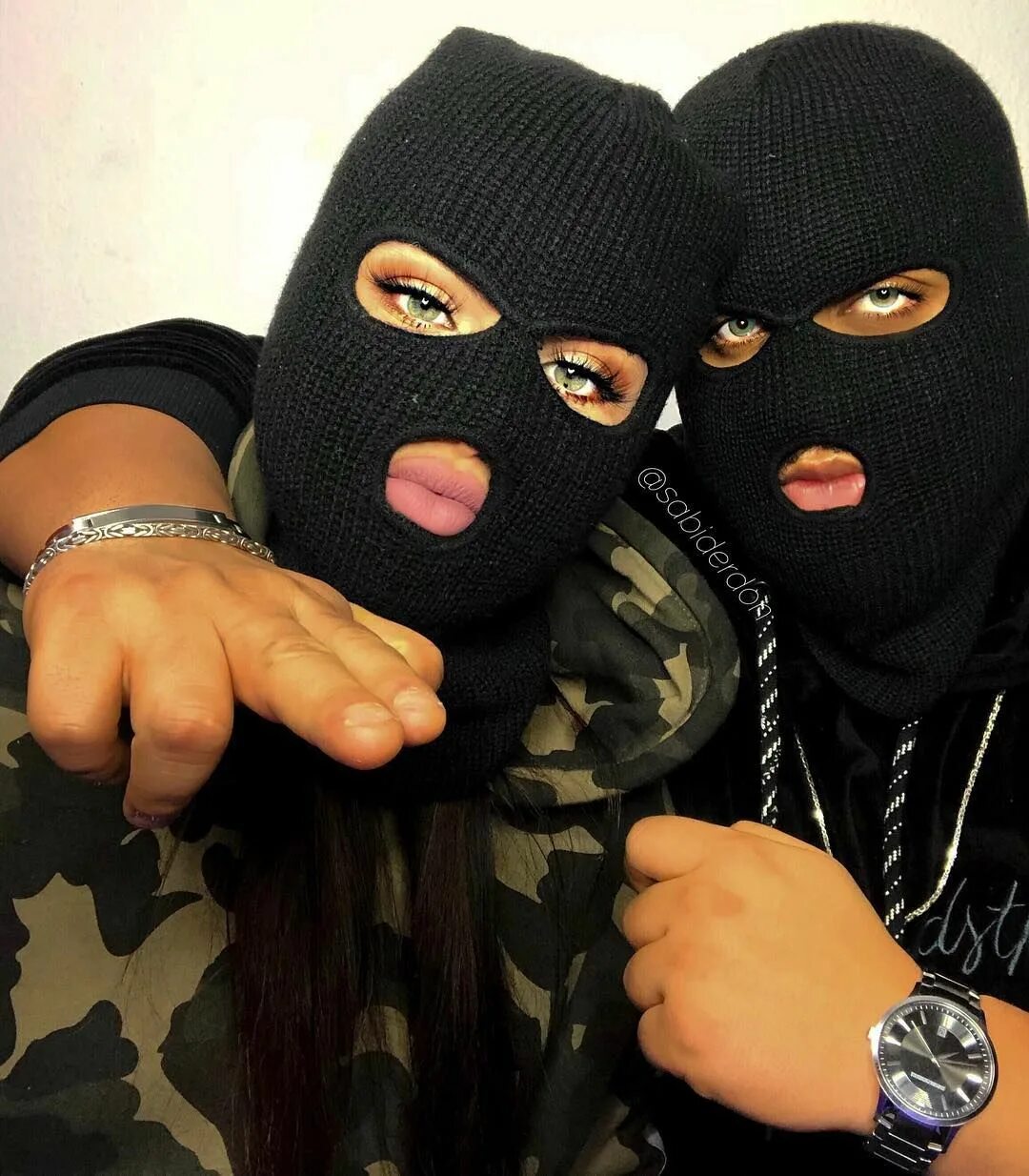 Бандит на аву. Пацан в маске с автоматом. Бандит бандитка. Бандит бандитка. Бандитские картинки на аву.