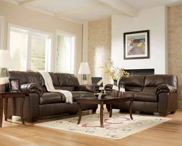 Интерьер под коричневую мебель LAMINATED WALNUT WOODEN FLOOR AND DARK BROWN SOFAS WITH GREEN WALL COLOUR Leathe