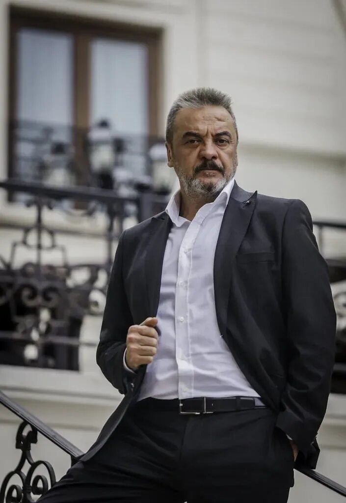 Месут акуста. Месут акуста. Месут акуста турецкий актер. Месут акуста фото в молодости. Месут акуста турецкий актер биография.