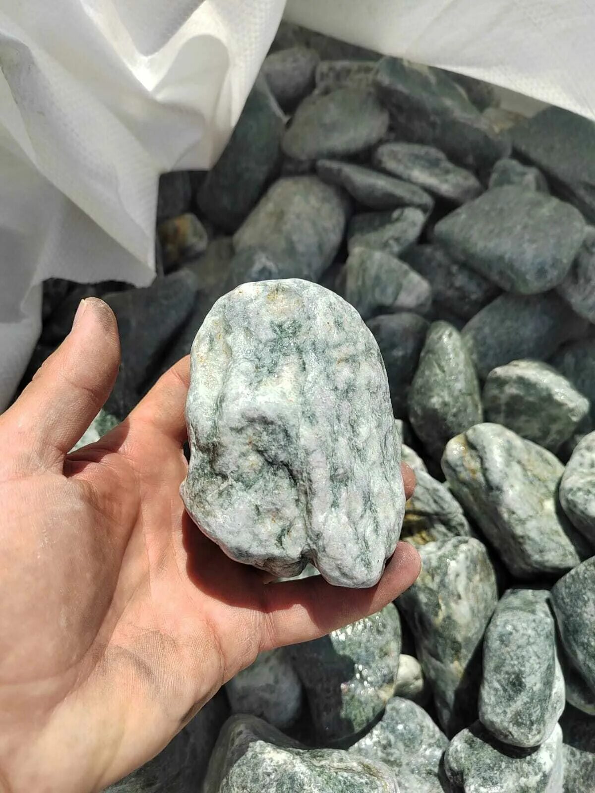 Банный камень тюмень. Камень талькохлорит обвалованный (коробка 20кг). Камни для каменки. Камень "нефрит" колото-пиленый. Порфирит камень.