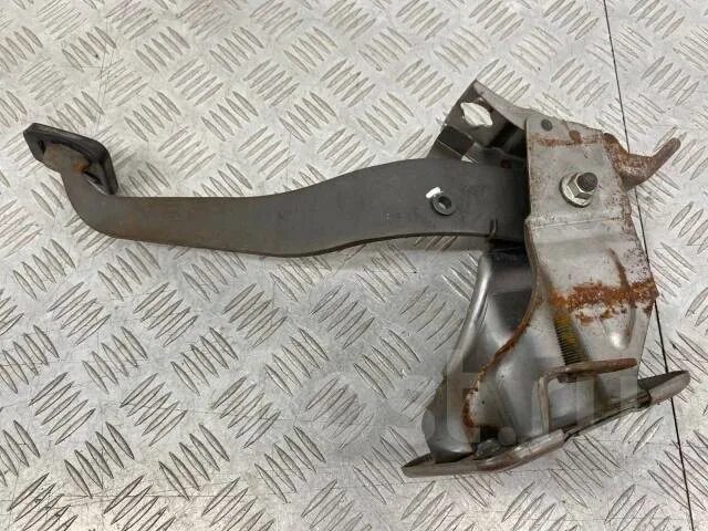 Трубка щупа бмв n52b30. Педаль сцепления на шевроле авео т 250 1. Педаль сцепления авео т200. Педаль тормоза авео т300. Педаль сцепления шевроле авео 2011.