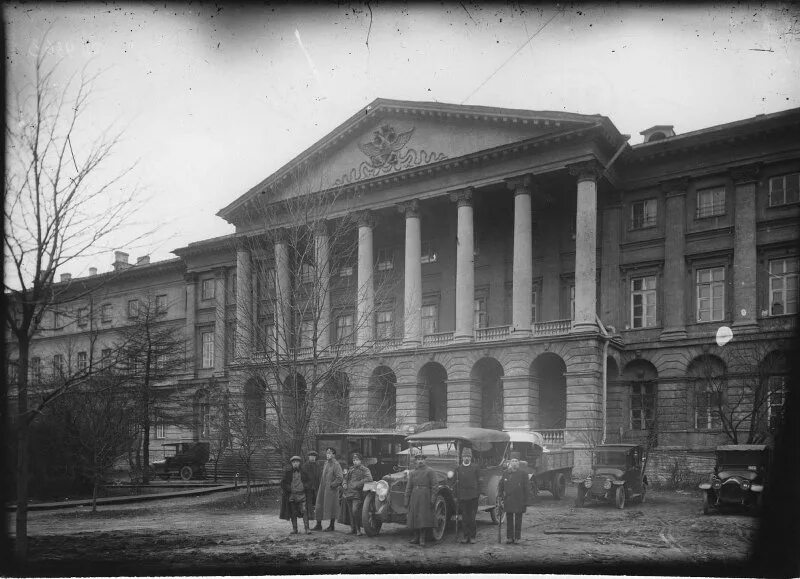 Здание благородных девиц. Смольный институт благородных девиц 1917. смольный институт благородных девиц революция 1917. смольный институт 1917. смольный институт благородных девиц 18 век.
