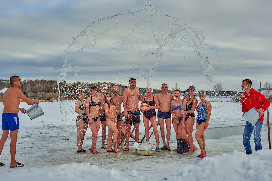 купается в ледяной воде. моржи миасса трюки. моржи миасса баня. что за группа моржи миасса. моржи миасса.
