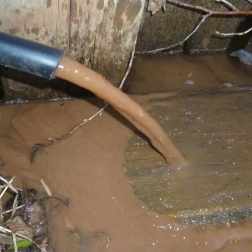 Заиливание песчаной скважины. Вода из скважины. Насос для чистки колодца от песка и ила. Заиленная скважина.