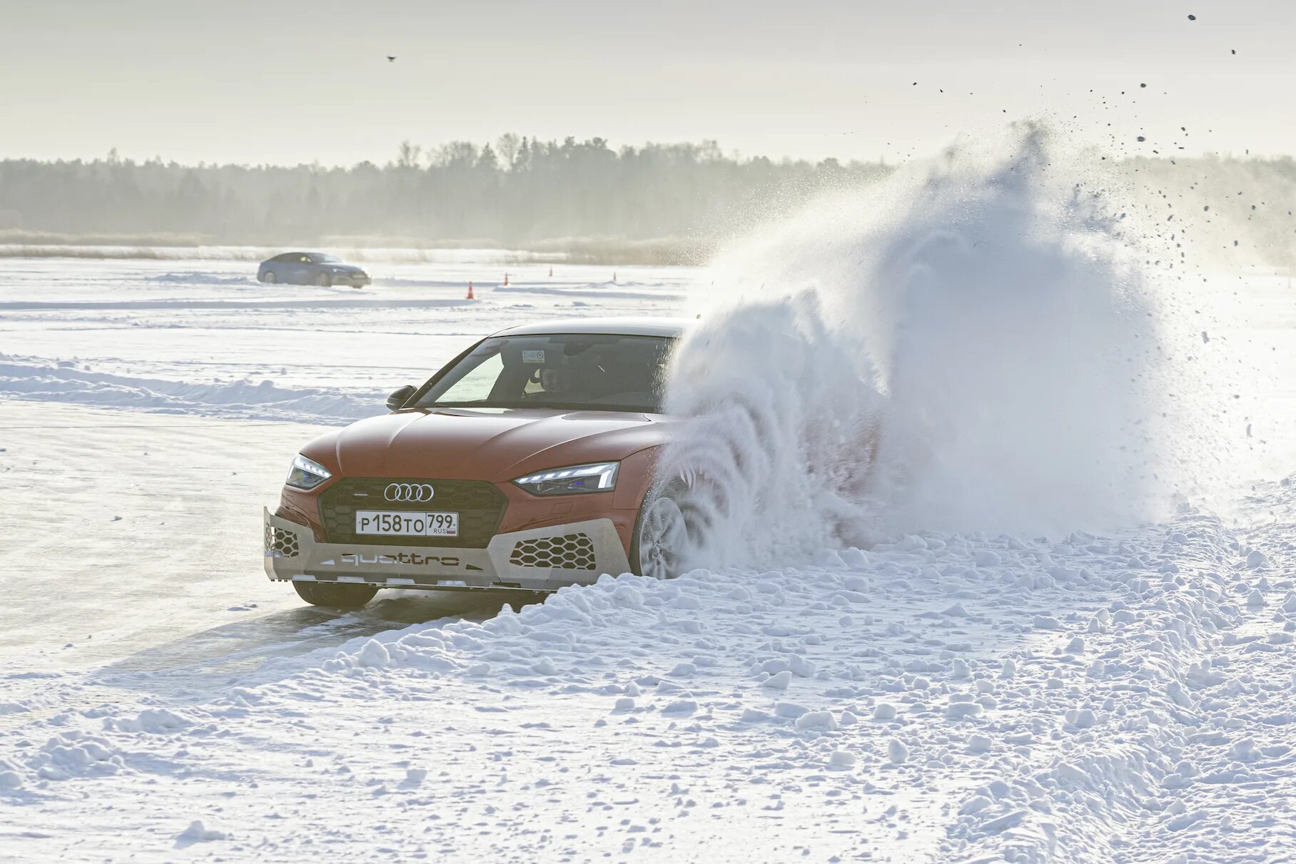Можно на машине на лед. Экстремальное вождение. Машина во льду. Экстремальное вождение на льду. Audi quattro на льду.
