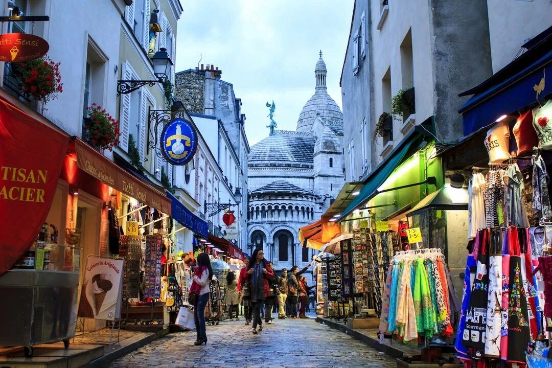 Montmartre strings. Франция париж монмартр. montmartre париж улица. квартал монмартр в париже. улицы монмартра в париже.